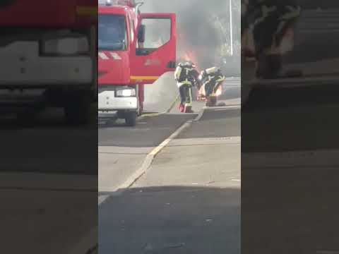 Les pompiers ont tenté d'éteindre le feu