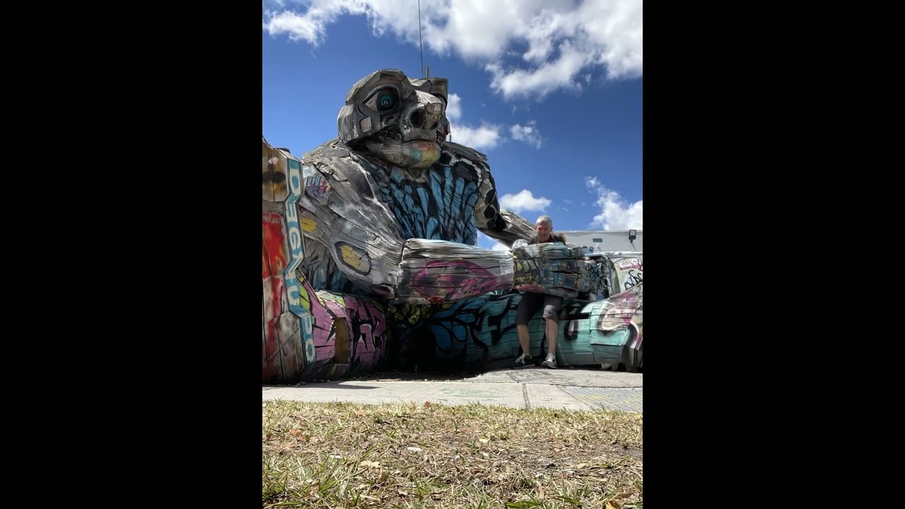 Un géant de bois m’emporte ! Découverte de la statue géante de Thomas Dambo à Miami 🌳✨