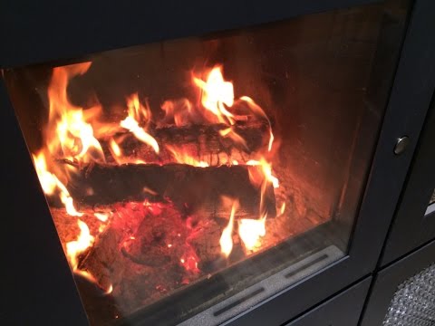 Comment bien allumer son feu de bois : l'allumage « Inversé »